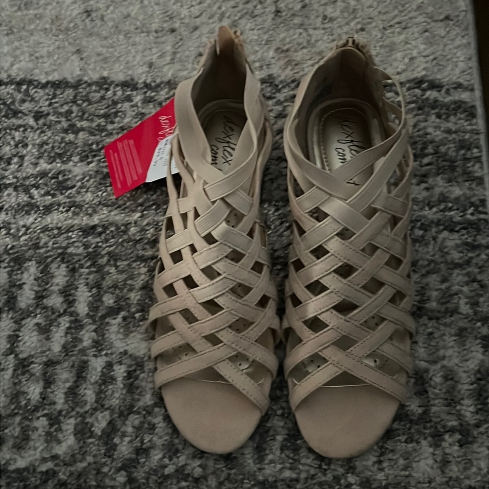 Size 6 Dexflex Comfort women’s nude heeled sandals